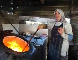 Kavurucu sıcakta ekmek paralarını böyle kazanıyorlar