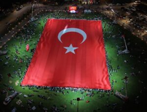 Kayseri’de 15 Temmuz Programında Dünyanın En Büyük Türk Bayrağı Açıldı