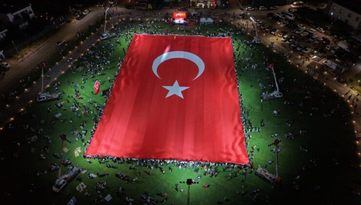 Kayseri’de 15 Temmuz Programında Dünyanın En Büyük Türk Bayrağı Açıldı