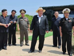 Kim, 5 bin tonluk destroyerdeki silahların testini izledi