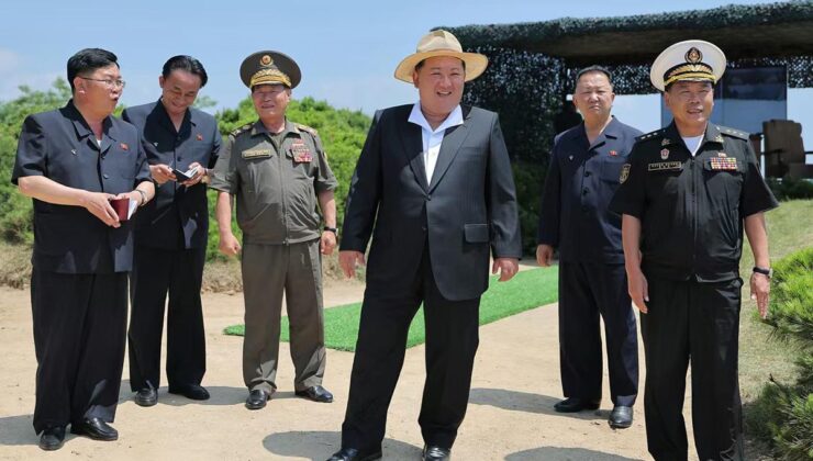 Kim, 5 bin tonluk destroyerdeki silahların testini izledi