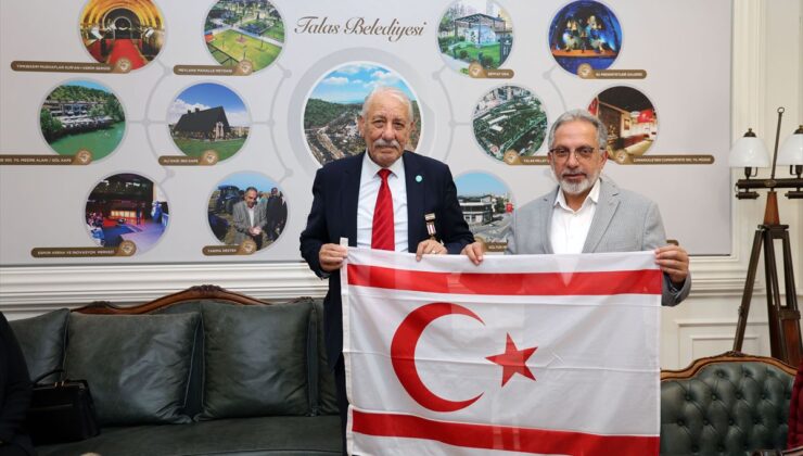 KKTC Aksakalı Öksüzoğlu, şiir kitabı telifini Talas Belediyesi’ne devretti