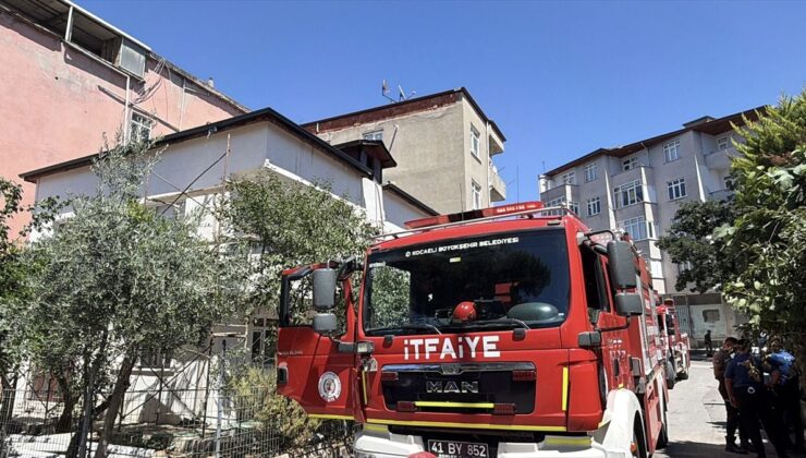 Kocaeli’de 2 katlı evin çatısında çıkan yangın söndürüldü