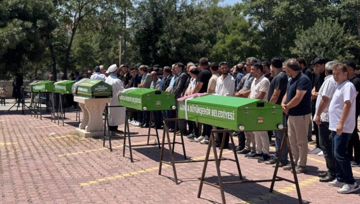 Manavgat’taki feci kazada ölen 5 kişi Konya’da son yolculuğuna uğurlandı