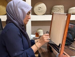 Minyatür tezgahlarla dokuma sanatını gençlere aktarıyor