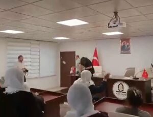 Müstehcen görüntülerini ortaya çıkmasının ardından DEM Parti’den istifa eden Kızıltepe Belediye Başkanı İpek’e yumurtalı protesto