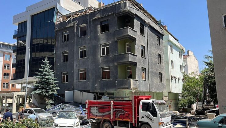 Nevşehir’de Atıl Hastane Binasının Dış Cephesi Çöktü: 2 Araç Hasar Gördü