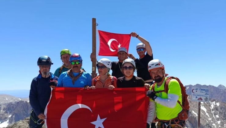 ODAK sporcularından Aladağlar’da 15 Temmuz anısına üç zirveye tırmanış