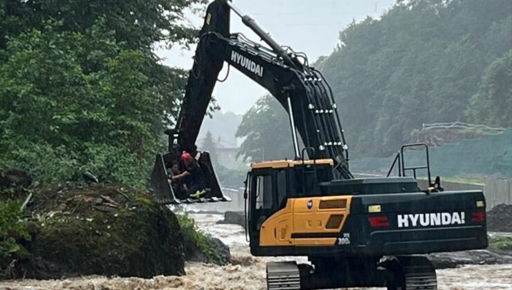Rize’de dere kenarında mahsur kalan kişi iş makinesiyle kurtarıldı