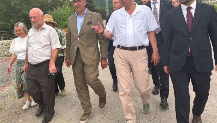 Sağlık Bakanı Memişoğlu Trabzon’da tarihi konaktaki müzeyi ziyaret etti