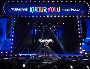 Sagopa Kajmer Van Kültür Yolu Festivali’nde konser verdi