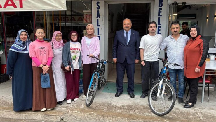 Salıpazarı’nda sınavlarda dereceye giren öğrencilere bisiklet hediye edildi
