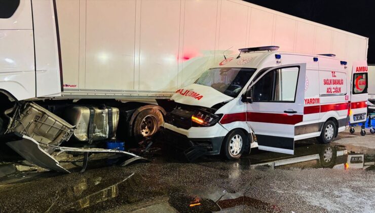Samsun’da hasta taşıyan ambulans ile tırın çarpıştığı kazada 6 kişi yaralandı