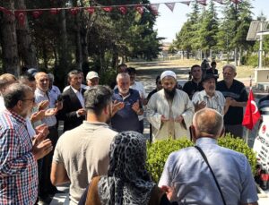 Şehit Ömer Halisdemir’in kabri 10. yıl dönümünde ziyaretçi akınına uğradı