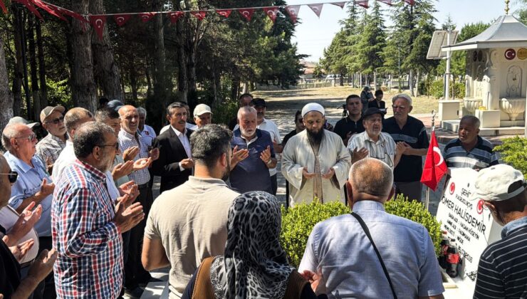 Şehit Ömer Halisdemir’in kabri 10. yıl dönümünde ziyaretçi akınına uğradı