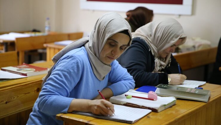 Siirtli kadın okuma yazma öğrenerek günlük yaşamındaki engelleri aştı