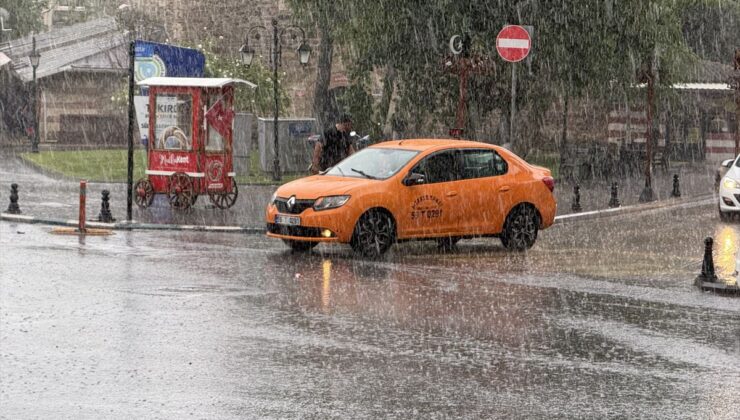 Tekirdağ’da sağanak hayatı felç etti
