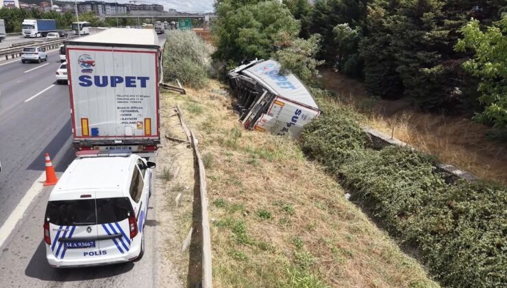 TEM Otoyolu’nda TIR devrildi; trafik yoğunluğu dronla görüntülendi