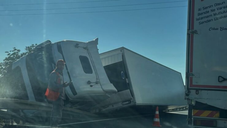 TIR, refüjdeki bariyerlere çarpıp devrildi; 1 yaralı