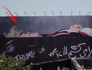 Ülkenin en ünlü meydanında “tabutta yatan Trump” afişi! Üzerinde sloganlar yer aldı