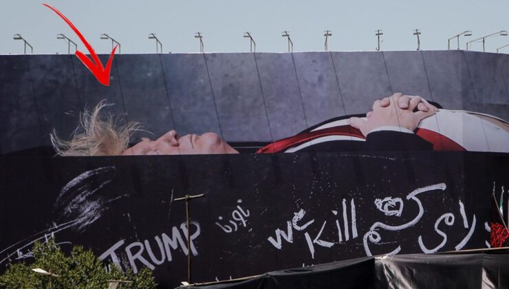Ülkenin en ünlü meydanında “tabutta yatan Trump” afişi! Üzerinde sloganlar yer aldı