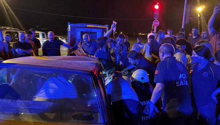 Van’da iki otomobilin çarpıştığı kazada 8 kişi yaralandı