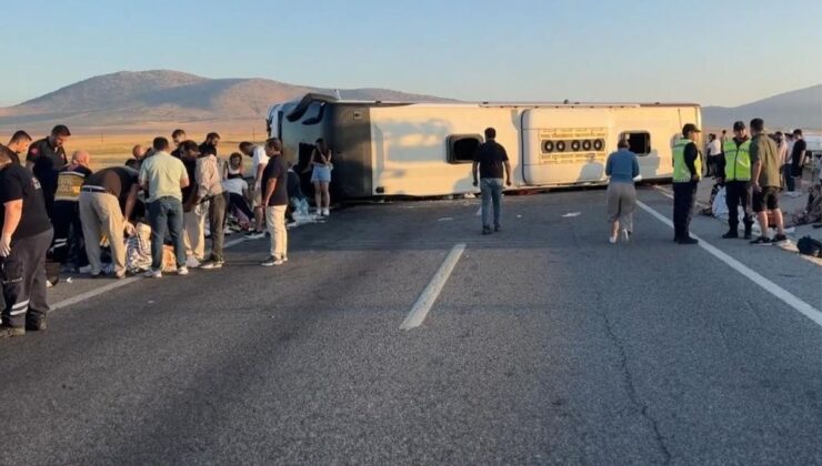 Yolcu otobüsü bariyere çarparak devrildi! 31 kişi yaralandı