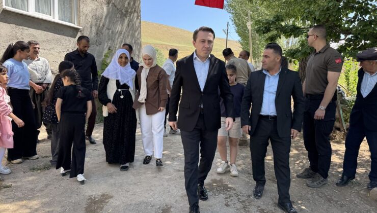 Yüksekova Kaymakamı Hülür, ineği telef olan aileye inek ve buzağı hediye etti