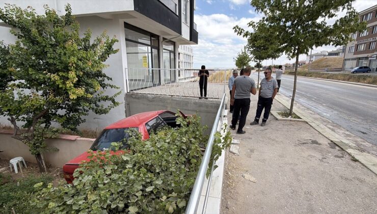 Zeytinyağı yol kayganlaştırdı, 2 otomobil kaza yaptı
