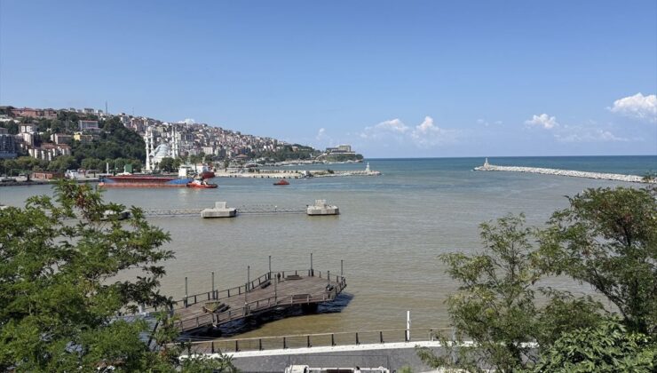 Zonguldak’ta yağışla gelen çamurlu su denizin rengini değiştirdi