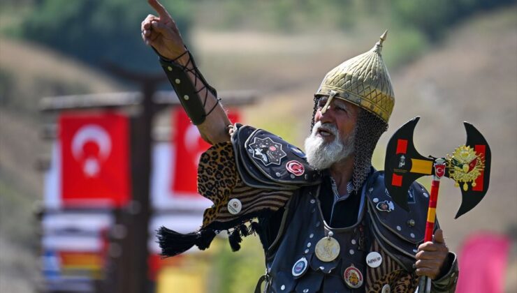 72 yaşındaki Hasan Keskin, Malazgirt Zaferi’nin 955. yıl dönümünde Ahlat’ta