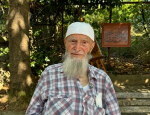 89 yaşındaki sanatçı, hat ve ahşap yakma sanatını yaşatıyor