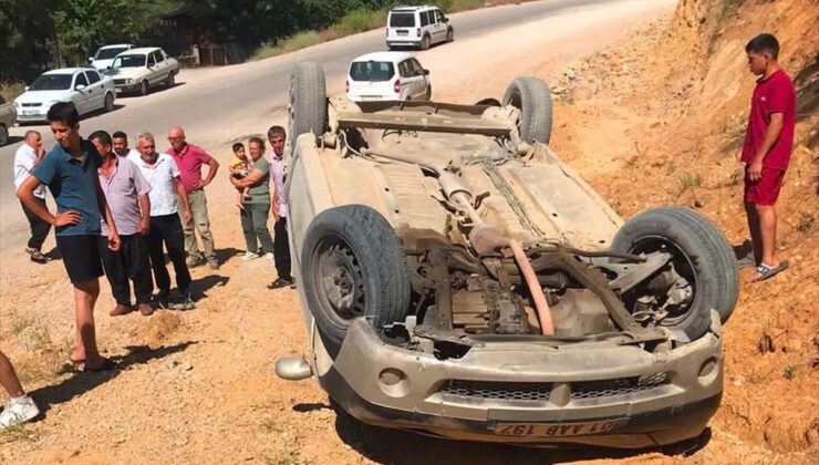 Adana’da devrilen otomobildeki 6 kişi yaralandı