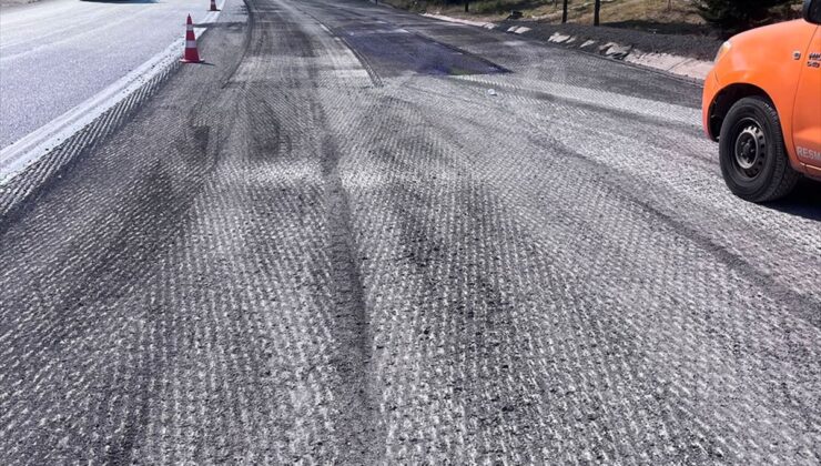 Afyonkarahisar’da Yola Dökülen Boya Kazıma ile Temizlendi