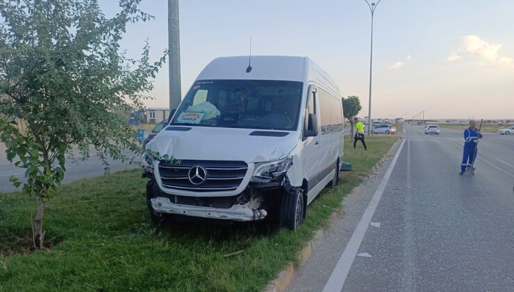 AKSARAY’da Minibüs Reklam Panosuna Çarptı: 6 Yaralı