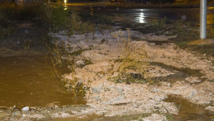 Akyaka’da Dolu ve Sağanak Hayatı Olumsuz Etkiledi
