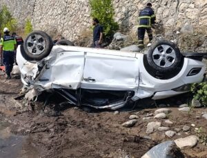 Aladağ’da Dereye Uçan Otomobilde 2 Kişi Öldü, 1 Kişi Yaralandı