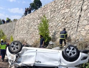 Aladağ’da Otomobil Dere Yatağına Devrildi: 2 Ölü, 1 Yaralı
