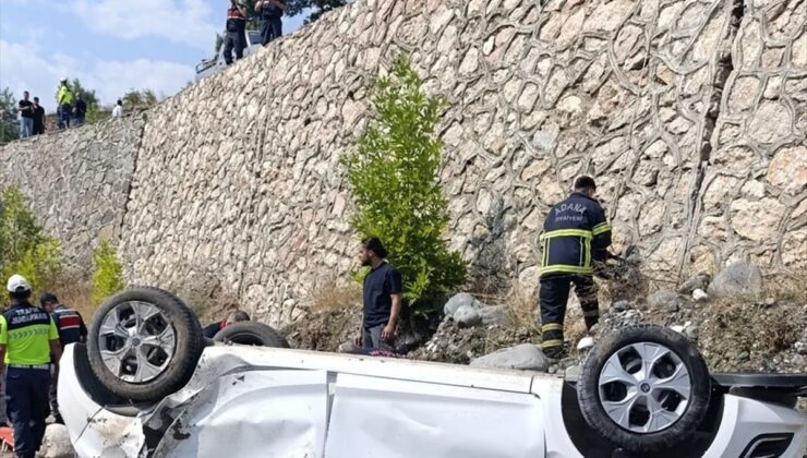 Aladağ’da Otomobil Dere Yatağına Devrildi: 2 Ölü, 1 Yaralı