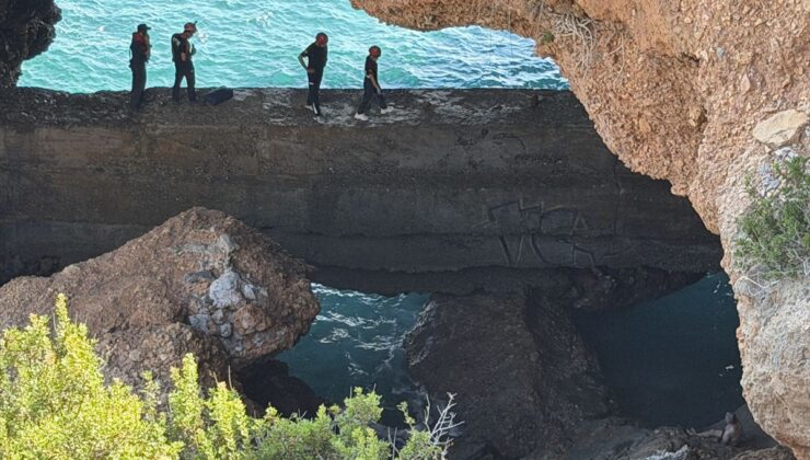 Alanya’da kayalıkta mahsur kalan kişi kurtarıldı