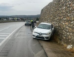 Amasya’da otomobil duvara çarptı: 6 yaralı