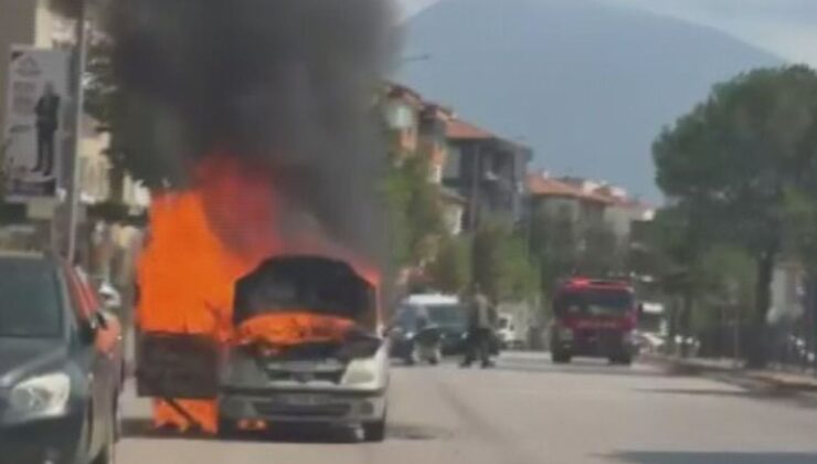 Amasya’da Seyir Halindeki Otomobil Alev Aldı
