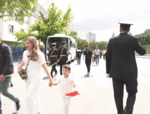Anıtkabir’de Zafer Bayramı Coşkusu: Her Yaştan Vatandaş Ata’ya Akın Etti