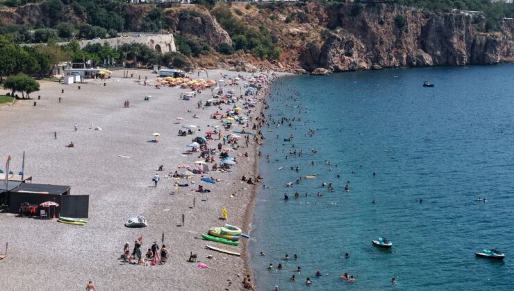 Antalya’da 40 Derece Sıcaklık: Sahiller Doldu, Kent Merkezi Boşaldı