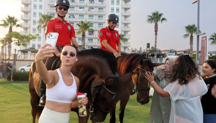Antalya’da Atlı Polisler Sıcaklara Karşı Akşam Devriyesinde