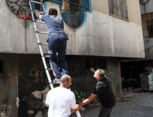 Antalya’da Metruk Binada Yangın: Balkon Filesine Takılan Kedi İtfaiye Tarafından Kurtarıldı