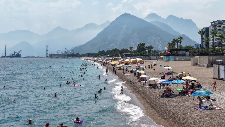 Antalya’da Nem ve Sıcaklık Sahilleri Doldurdu