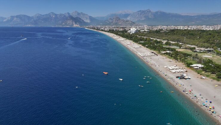 Antalya’da sıcaktan bunalanlar sahilleri doldurdu