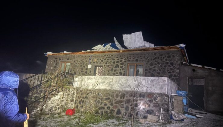 Ardahan’da sağanak, dolu ve rüzgar çatılarda hasara yol açtı