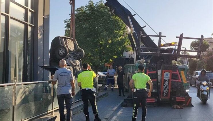 Bakırköy’de çarpışan otomobillerden birinin apartman boşluğuna düştüğü kazada 2 kişi yaralandı